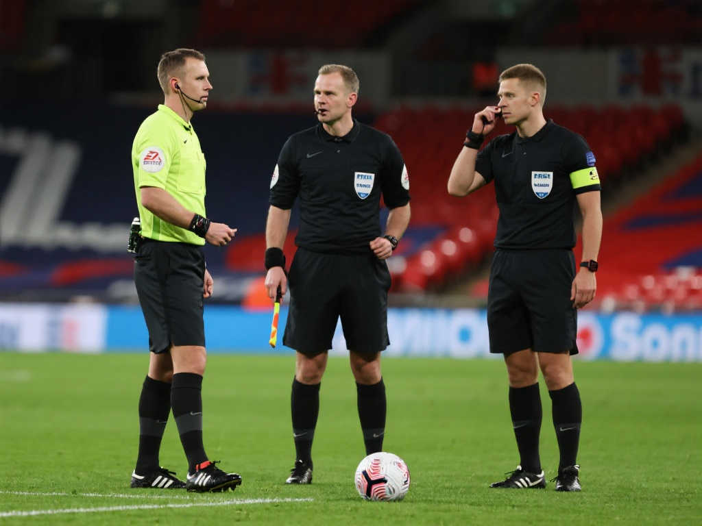 职业球员转型裁判：英格兰开启创新实验